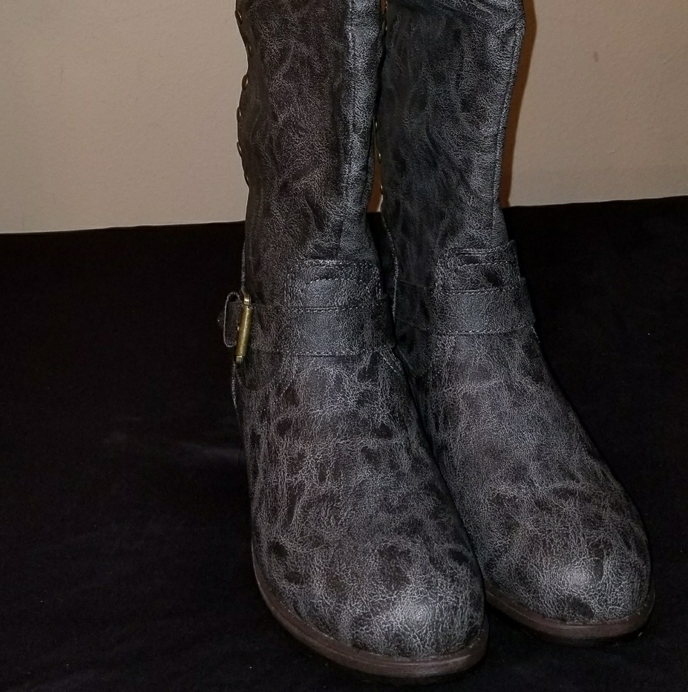 Lovely mid calf boots with a red trim on back